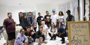 Alunos do EJA de Porto Belo conhecem a biblioteca