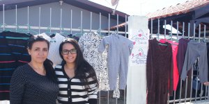 Me e filha colocam doaes no muro de casa
