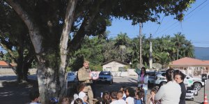 Secretaria de Educao de Canelinha e Polcia Militar realizam ao educativa pelo Maio Amarelo