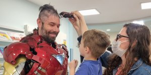 Super-heris tm cabelos raspados por pacientes da oncologia do Hospital Infantil