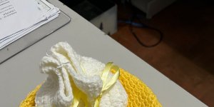 Casal gacho doa sapatos e toucas para o Programa Criana Feliz de Tijucas