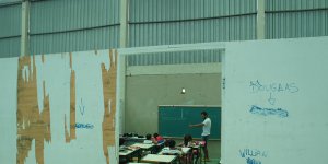 Cruz e Sousa improvisa salas na quadra da escola