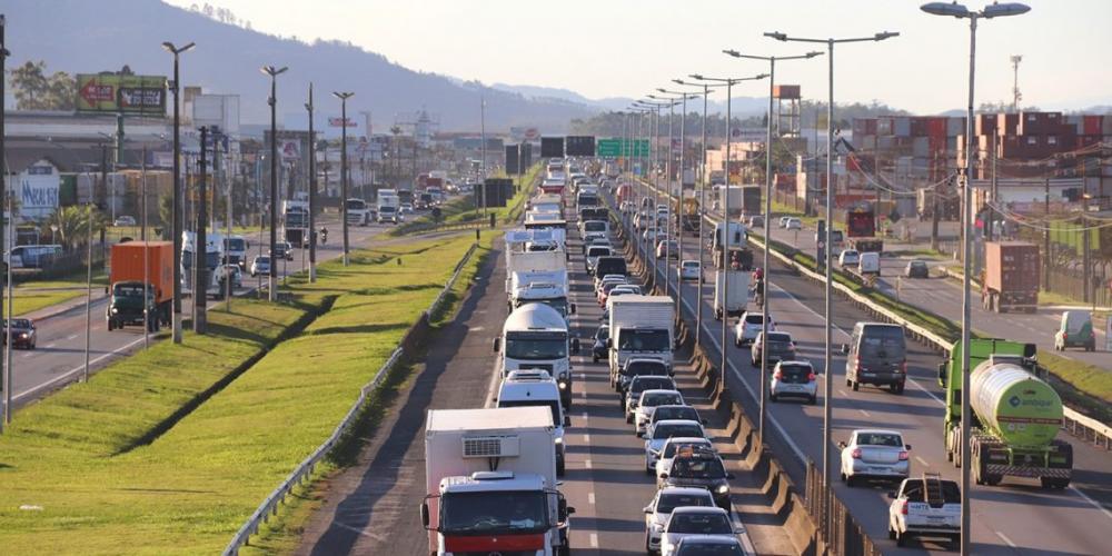 BR-101 ter teste com terceira faixa entre Itapema e Itaja