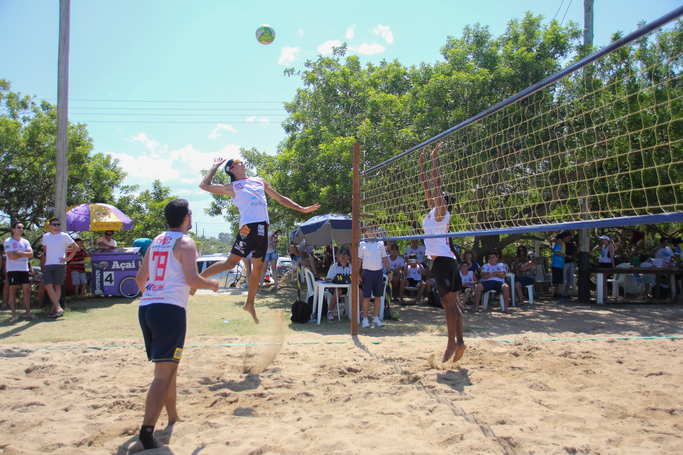 Jogos de Vero agitam a orla da praia de Tijucas