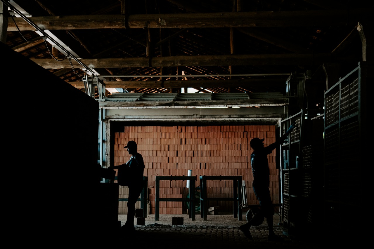 Exposio fotogrfica retrata o trabalho nas cermicas