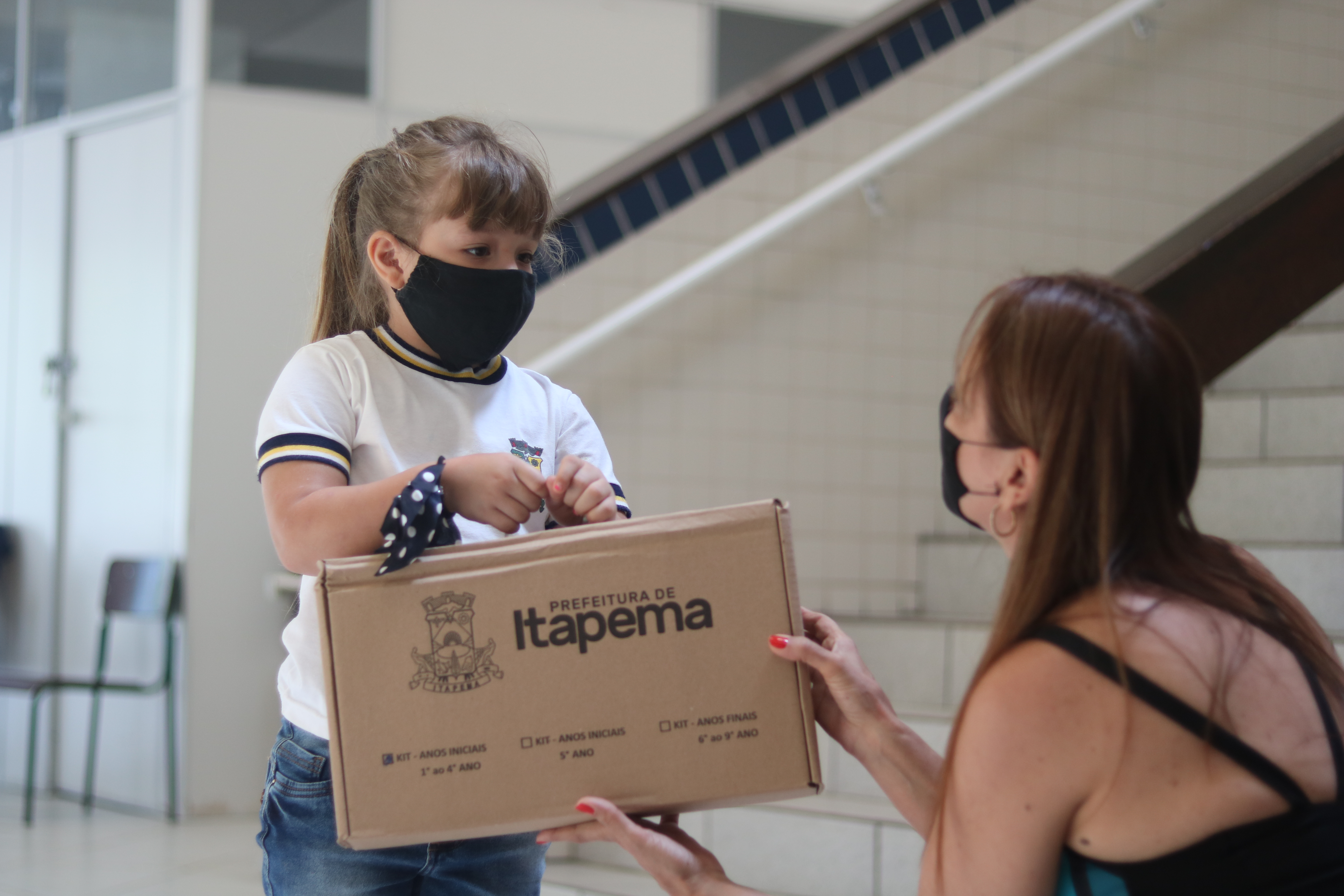 Itapema entrega kit de materiais escolares a alunos e professores
