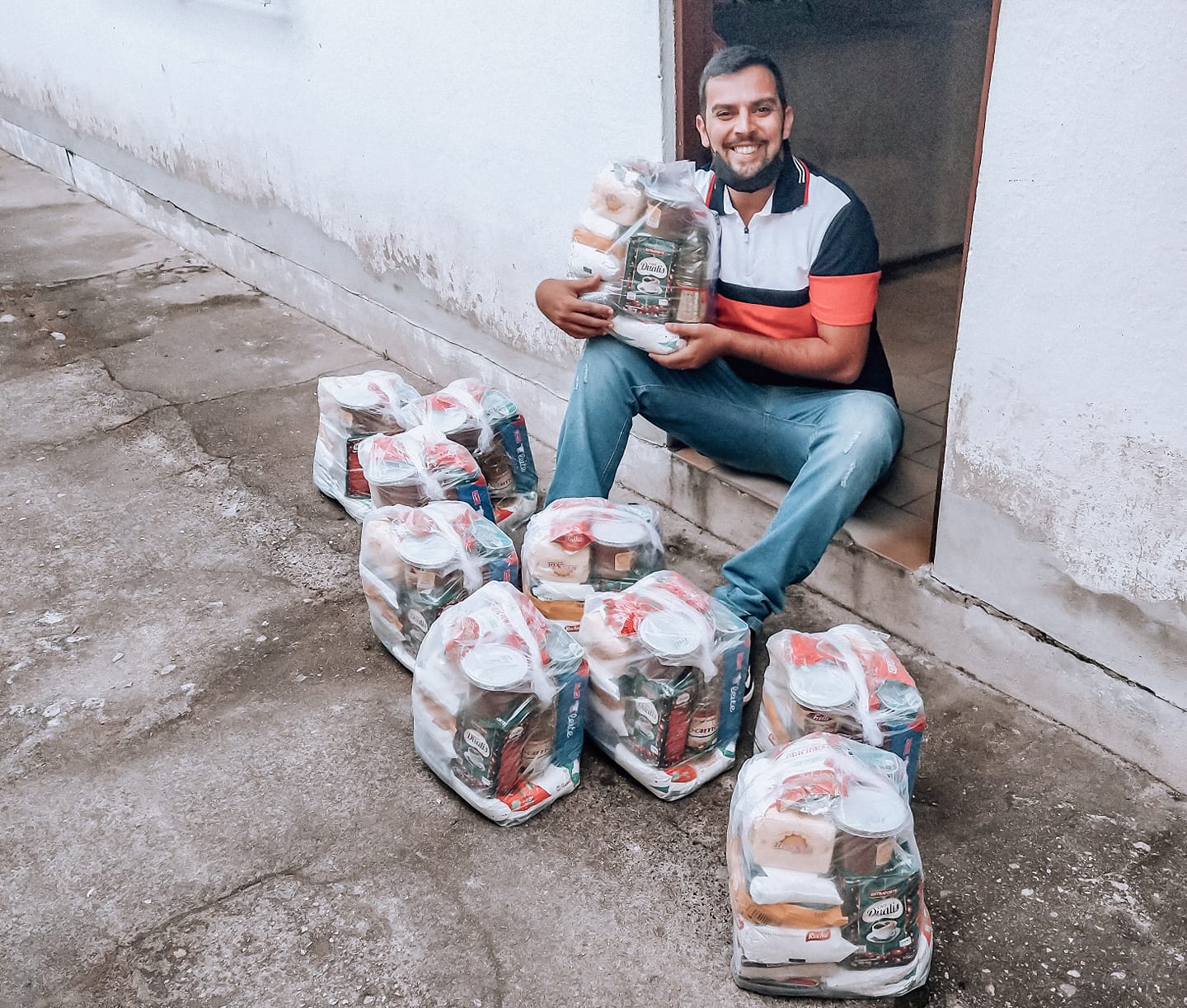 DAQUI arrecada cestas para famlias carentes