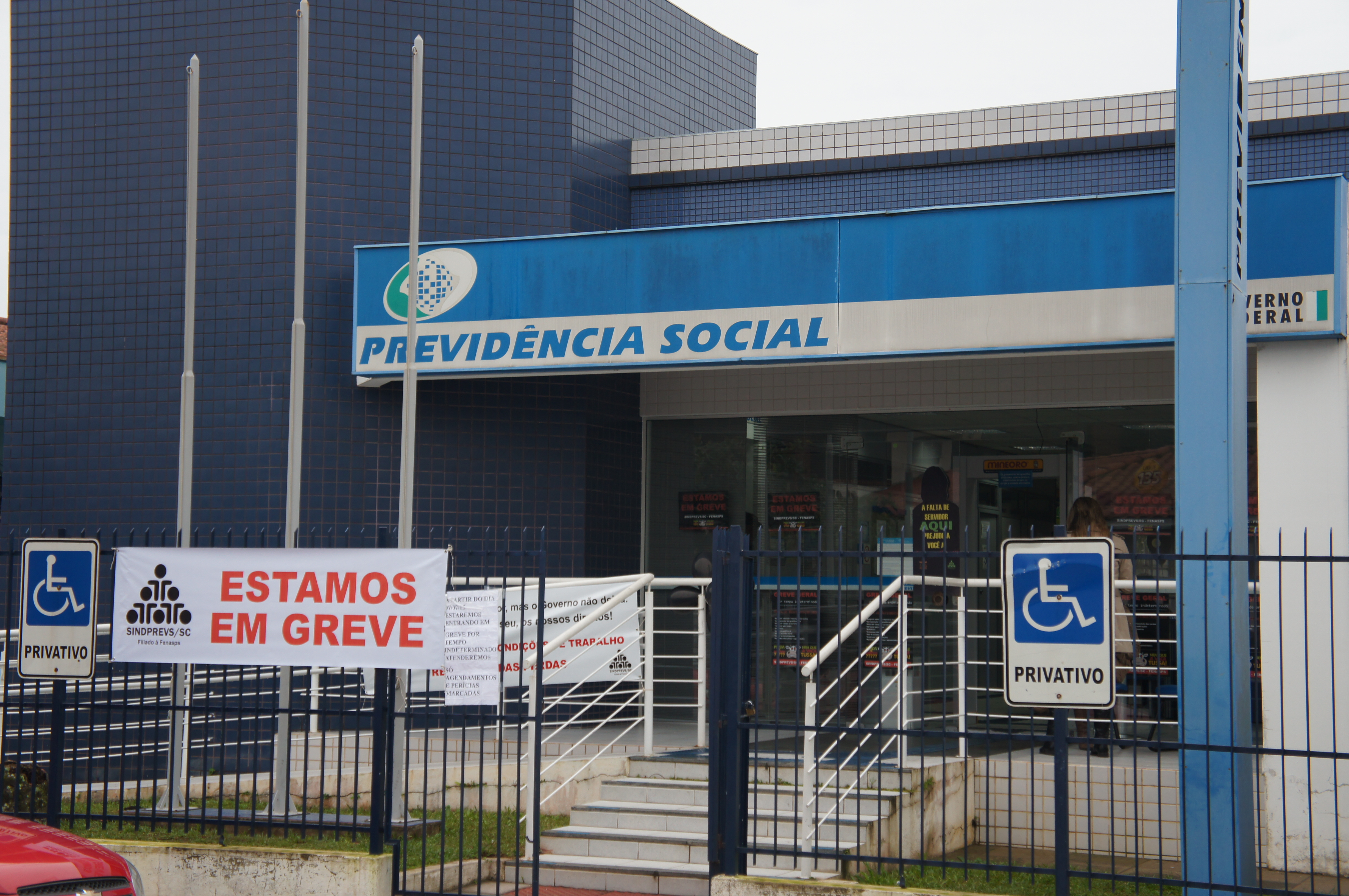 Servidores do INSS entram em greve