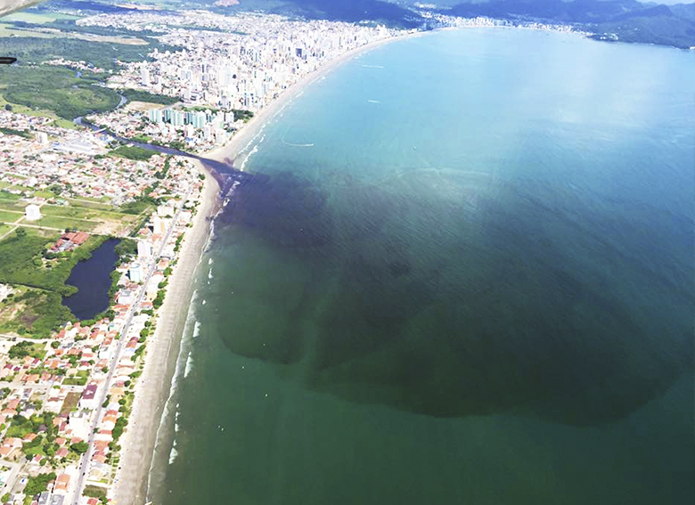 rgos ambientais investigam mancha escura no mar