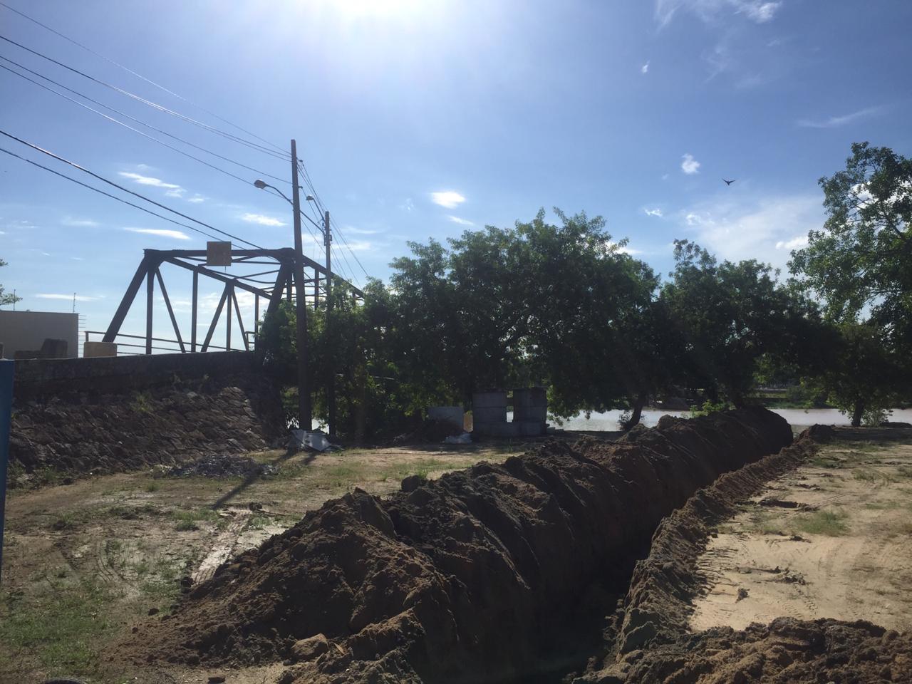 Samae retira tubulao para sequncia da obra