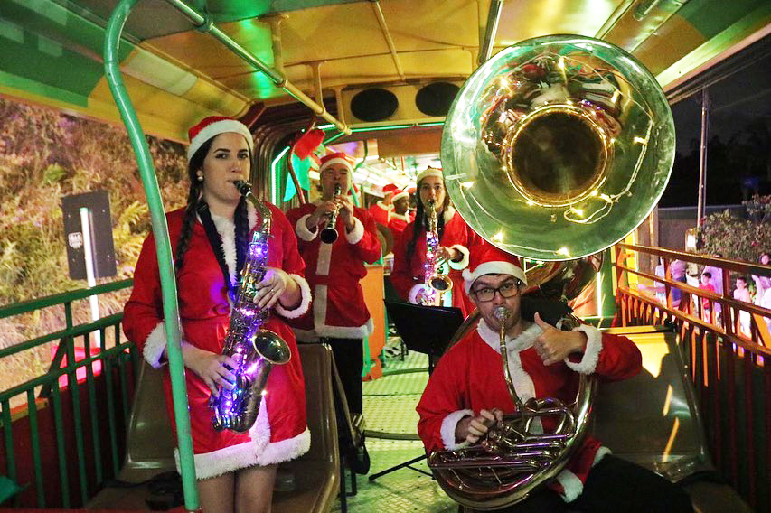 nibus da Alegria leva o Papai Noel para os bairros