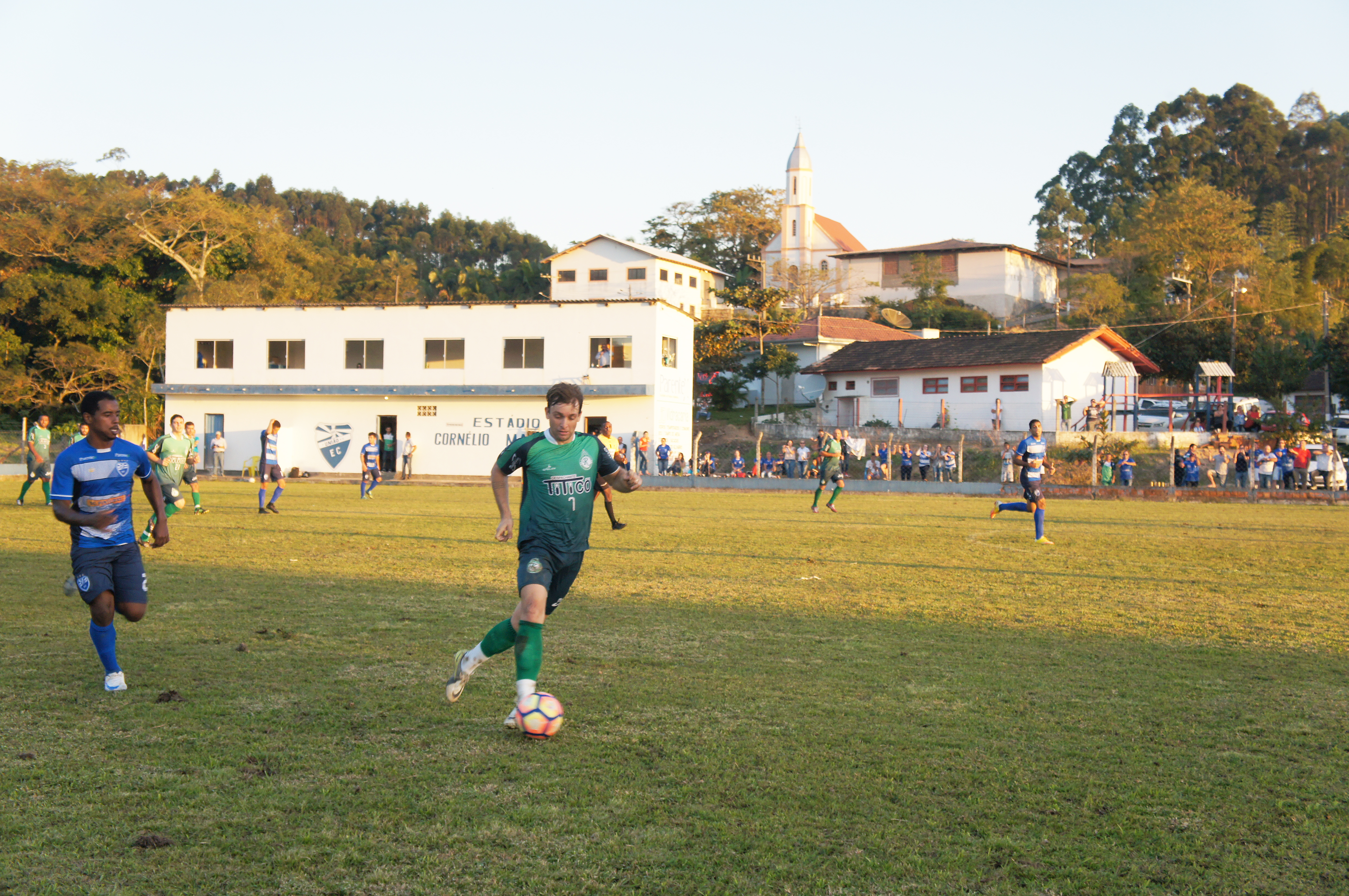 Renascena vence e segue na liderana