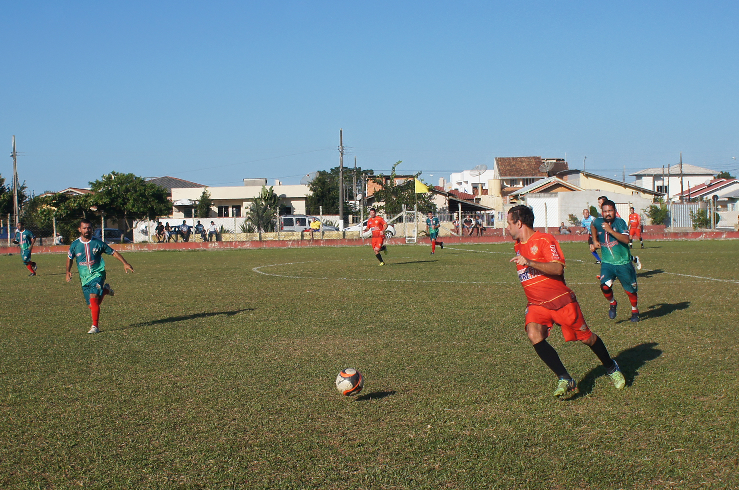 Seis equipes seguem na disputa pelo ttulo