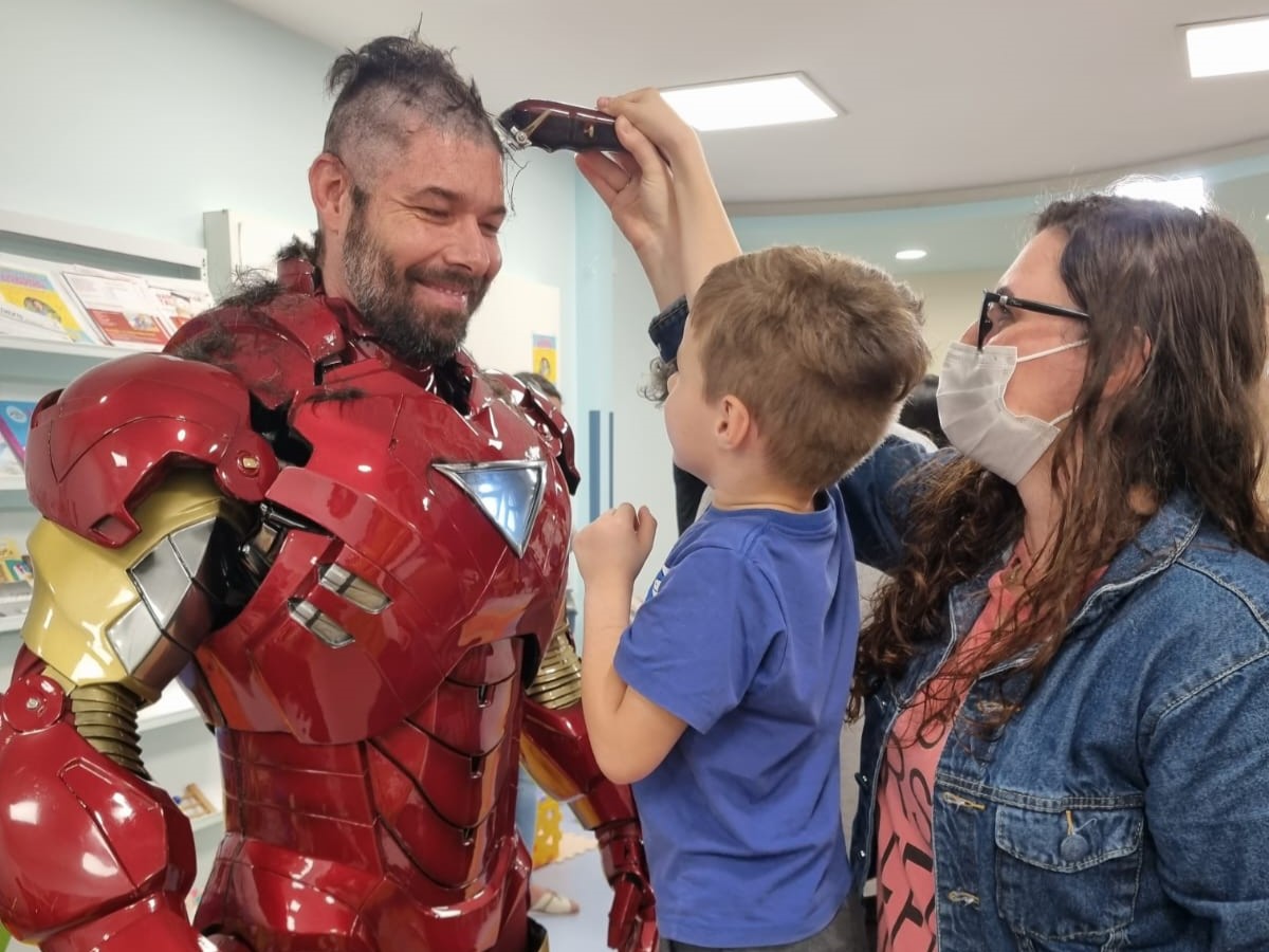 Super-heris tm cabelos raspados por pacientes da oncologia do Hospital Infantil