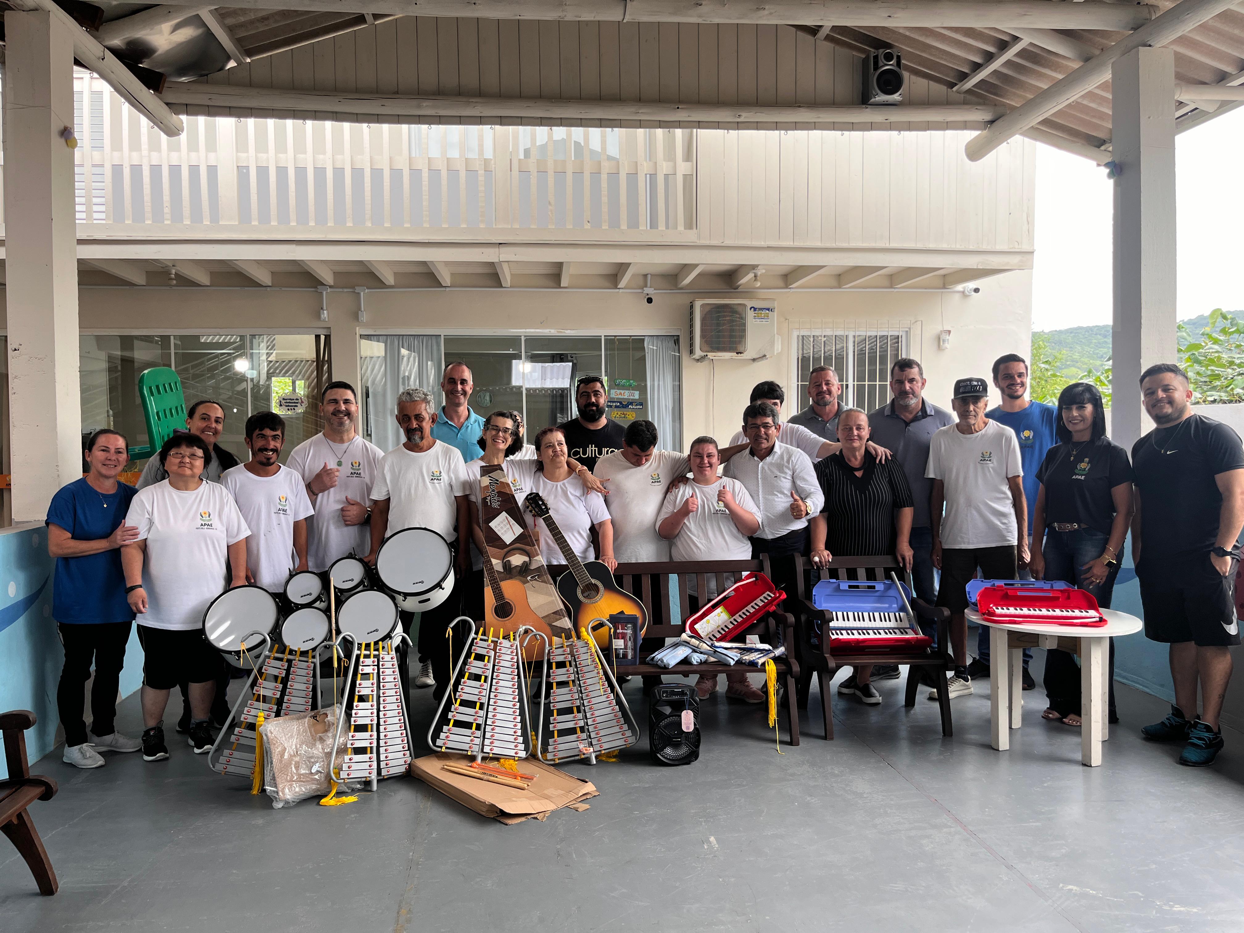 Porto Belo repassa instrumentos musicais para oficinas da APAE