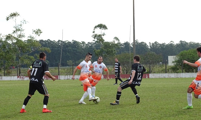 AV 13 vence e reassume a liderana do quadrangular