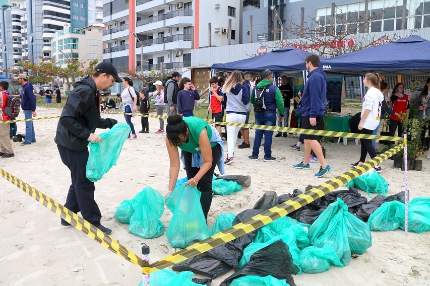 Ao recolhe sete quilos de bitucas de cigarro na praia