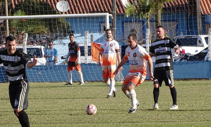 AV 13 assume a liderana do quadrangular