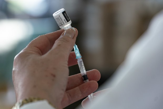 Adolescentes já podem tomar dose de reforço contra Covid-19