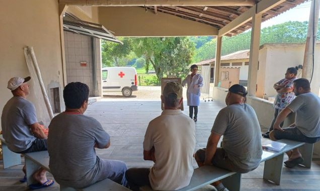 Empresas de Tijucas recebem equipe da Sade durante o Novembro Azul