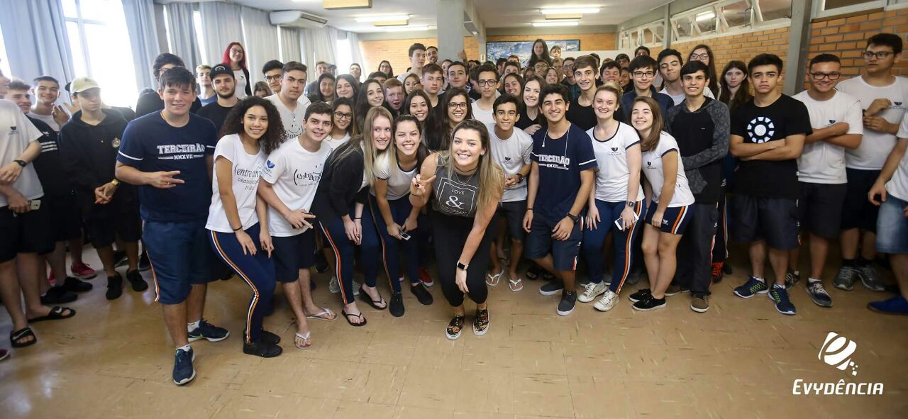 Rosamaria participa de bate-papo com estudantes