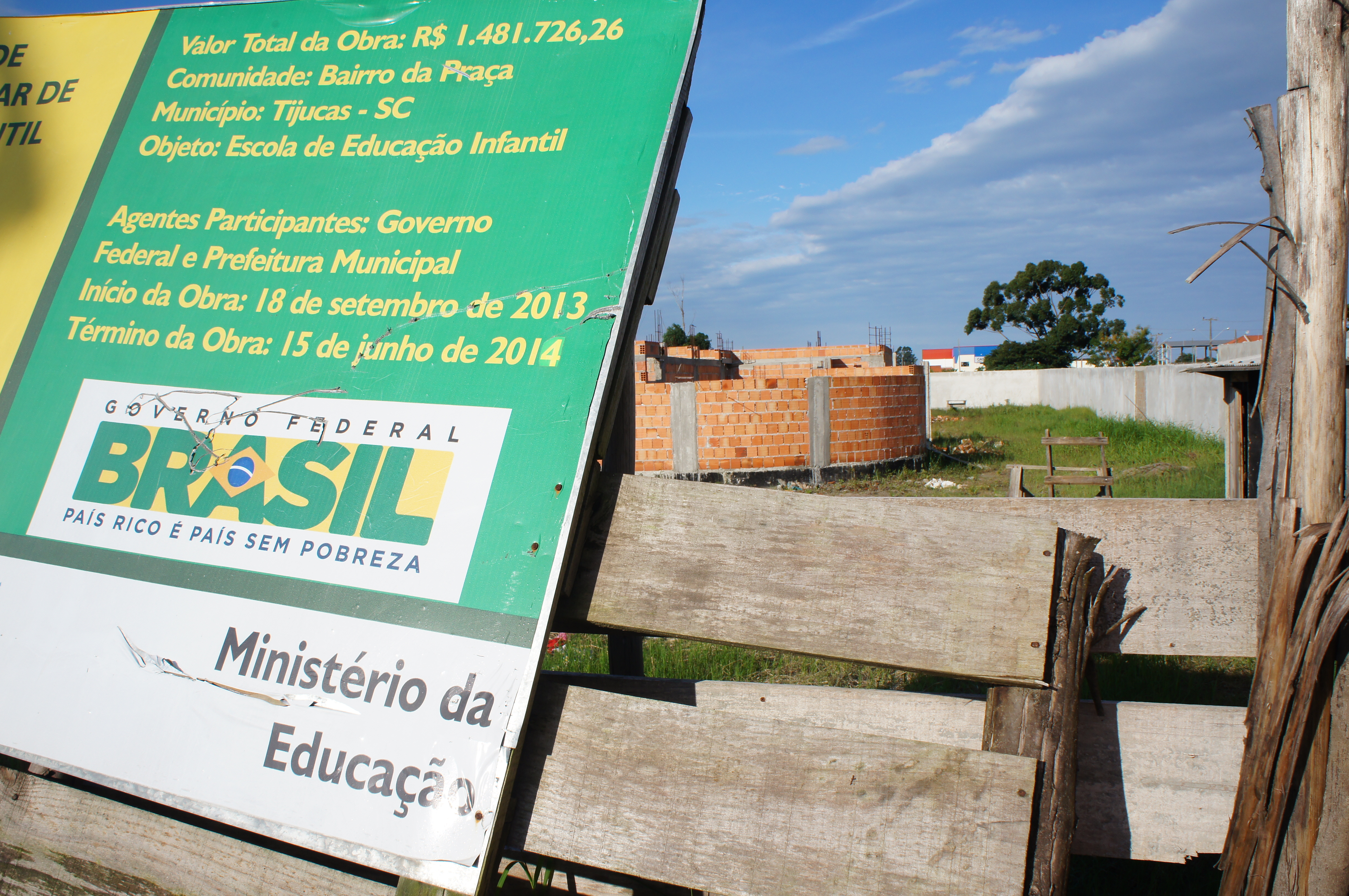 Retomada a construo da creche na Praa