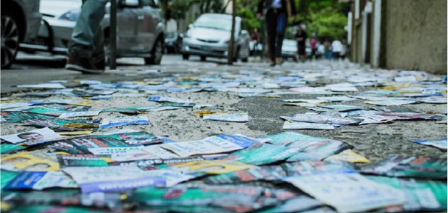 Derramar santinhos na vspera da votao  crime eleitoral