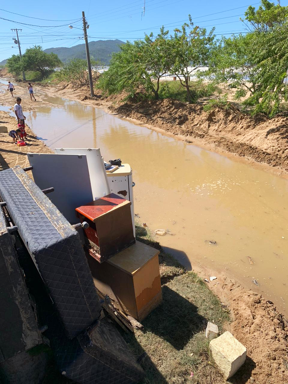 Moradores da Praa so atingidos pela mar alta