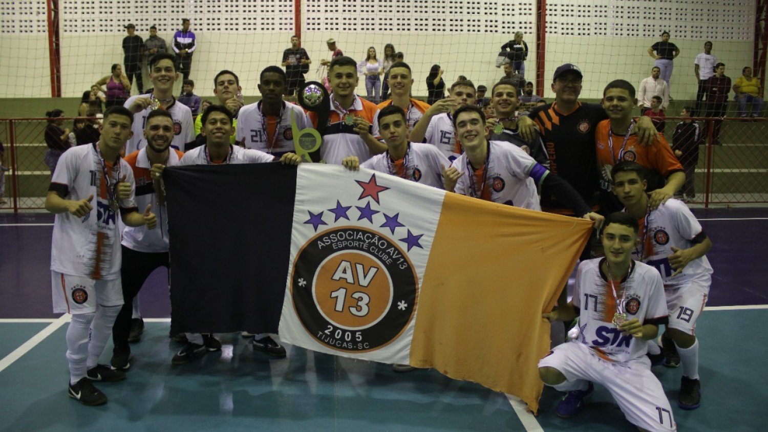 AV 13 bate a Escola Furaco e  campeo do Sub-17