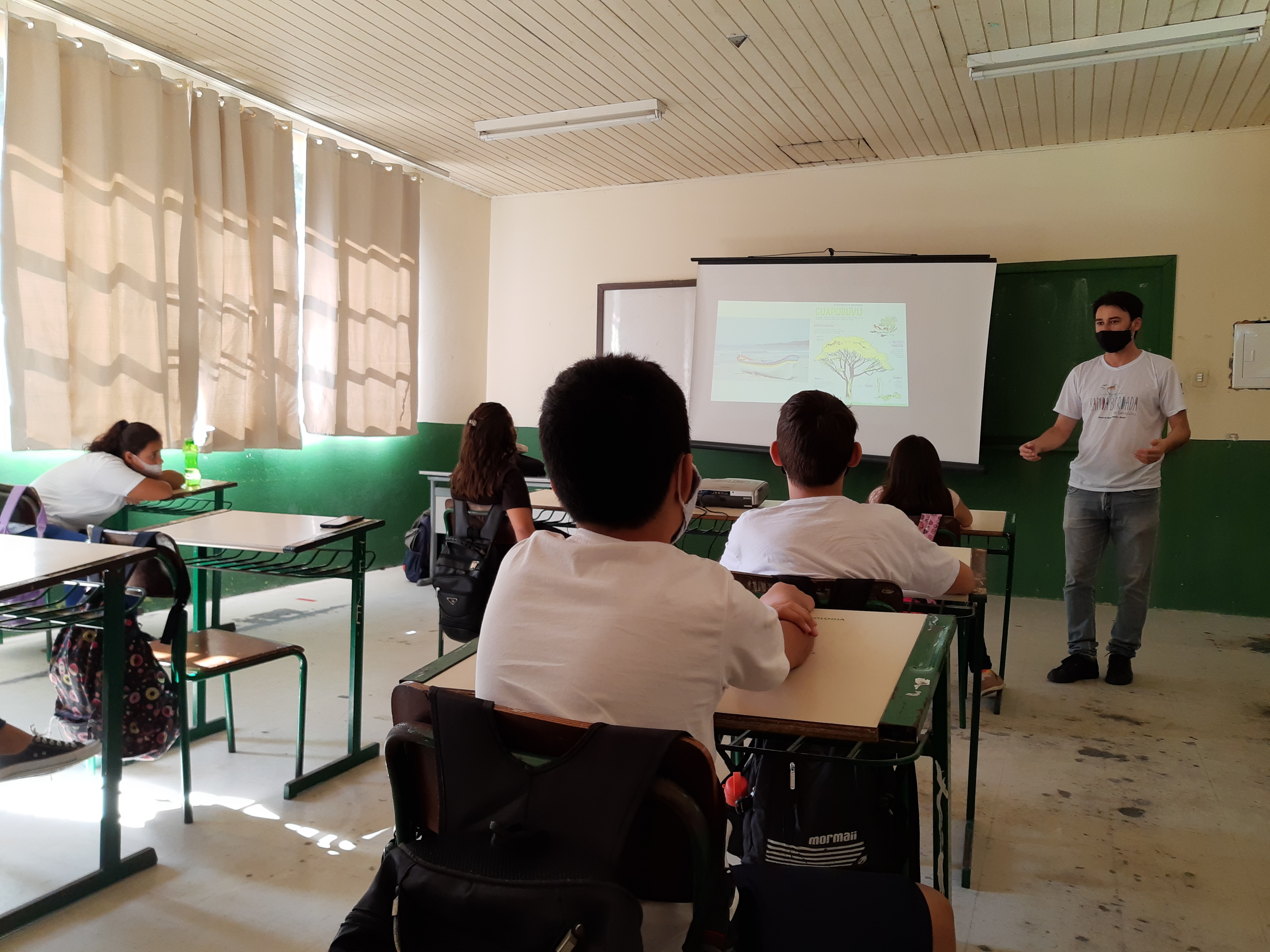 Alunos assistem documentrio sobre as canoas de garapuvu