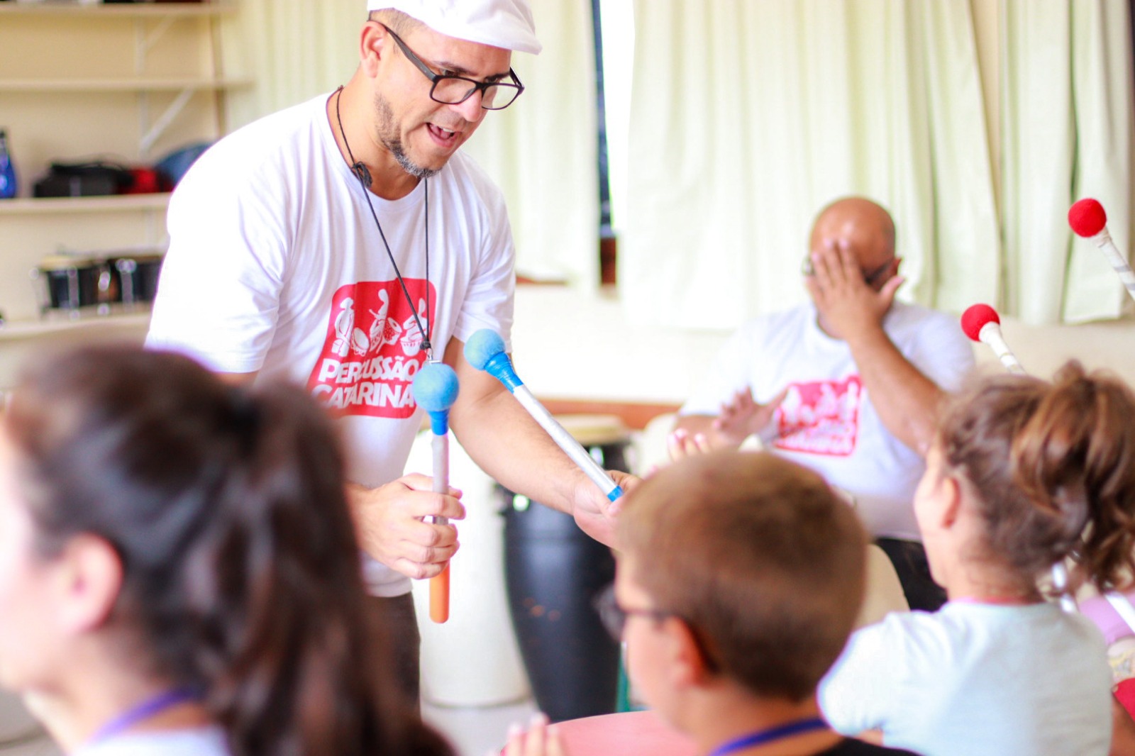 Oficina de percussão apresenta ritmos afro-brasileiros a crianças daqui