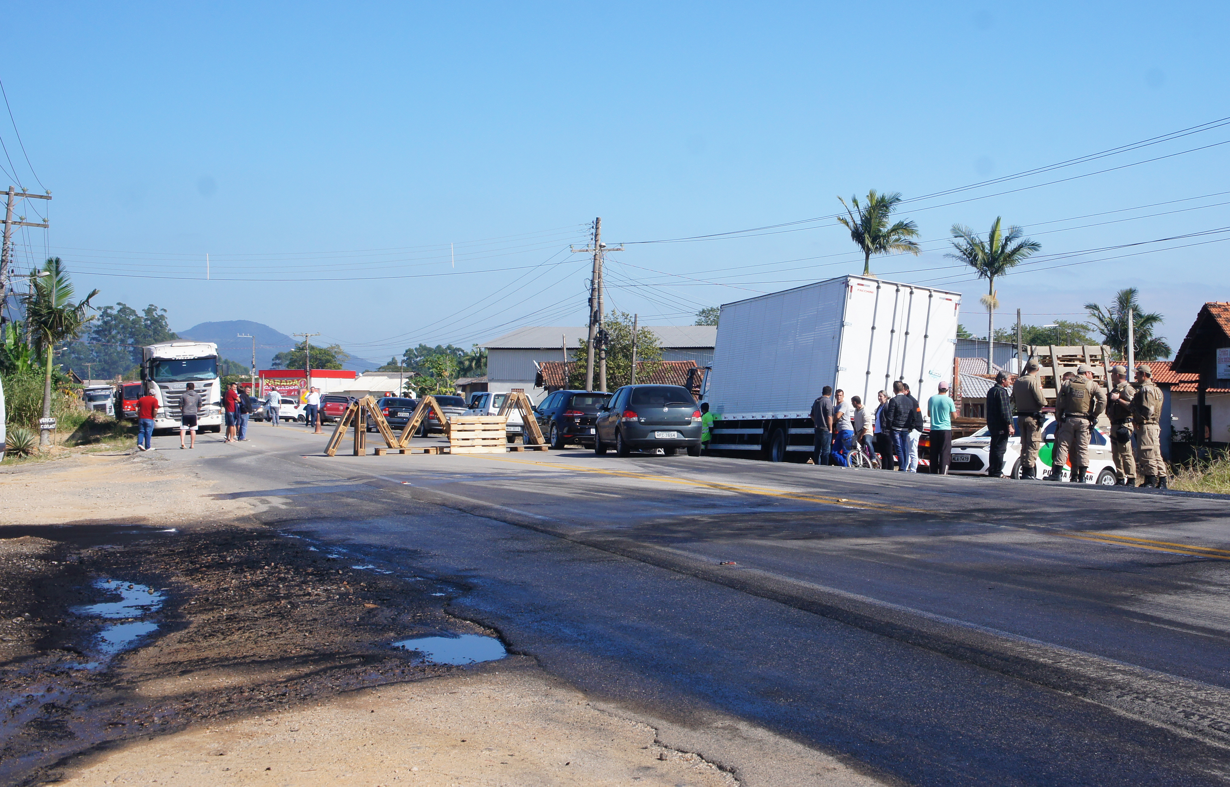 Greve e falta de gasolina assustam a populao
