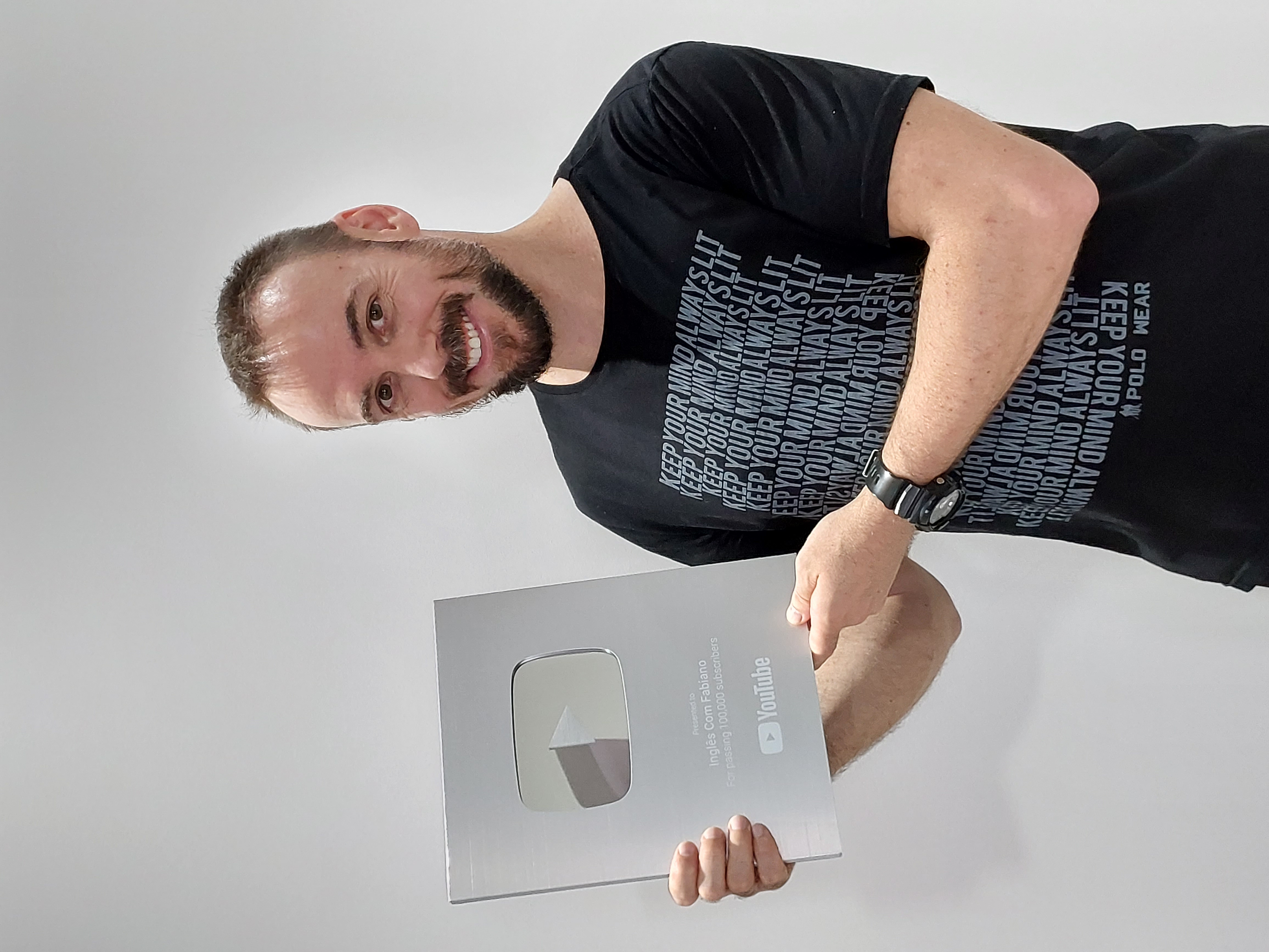 Professor de inglês daqui chega a 100 mil inscritos no YouTube