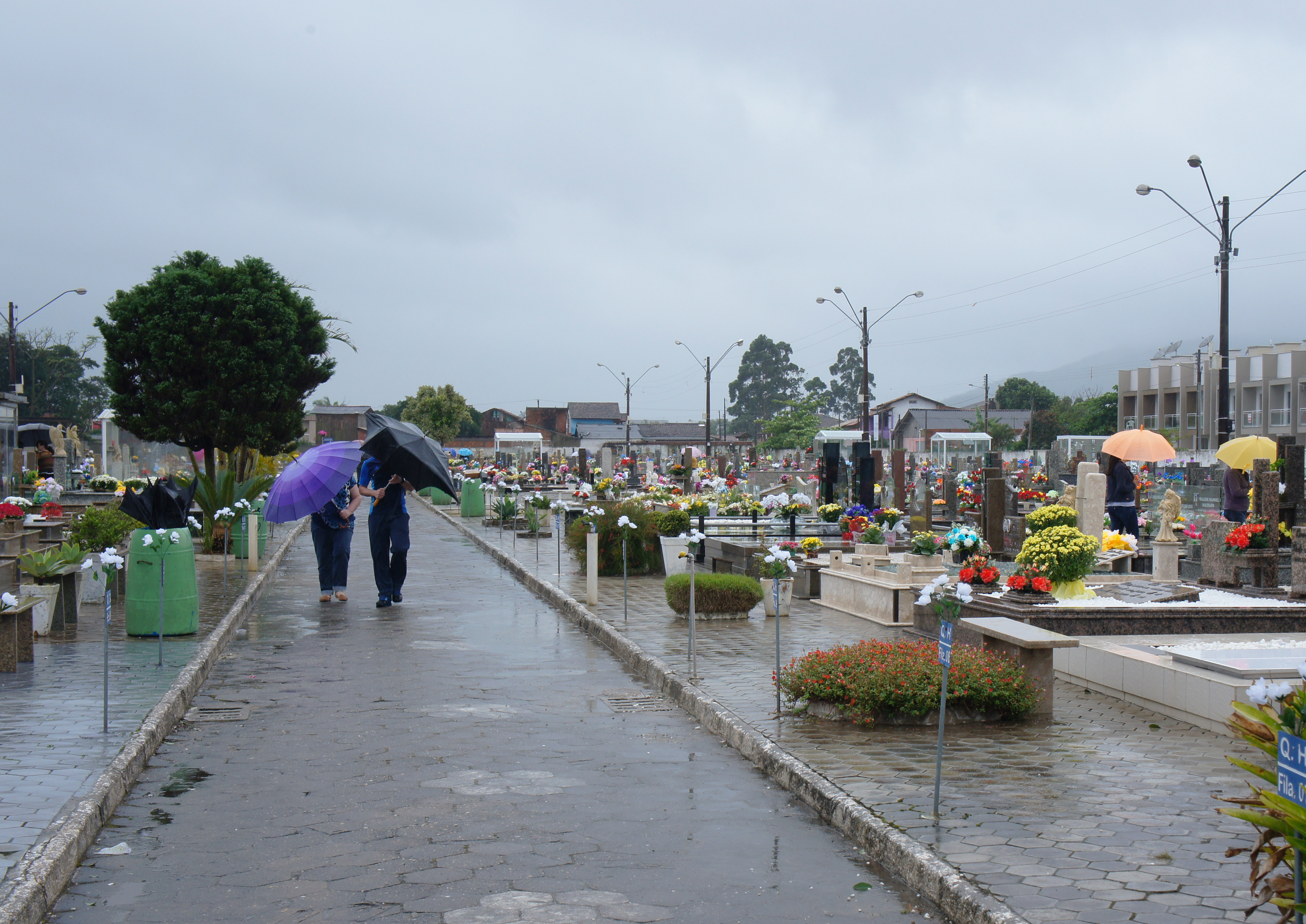 Mau tempo atrapalha homenagens no Finados