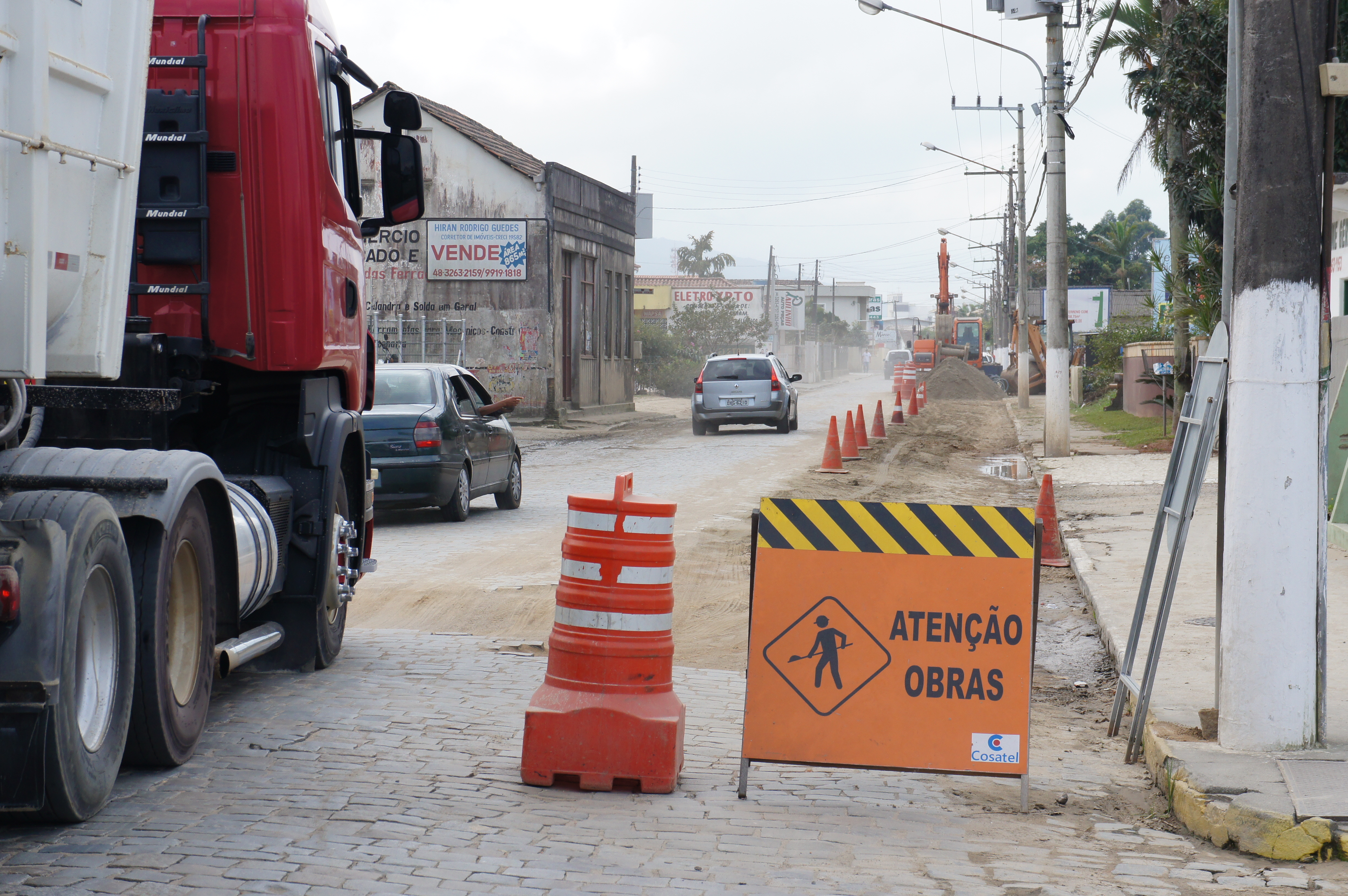 Obras pela cidade causam transtorno para o comrcio