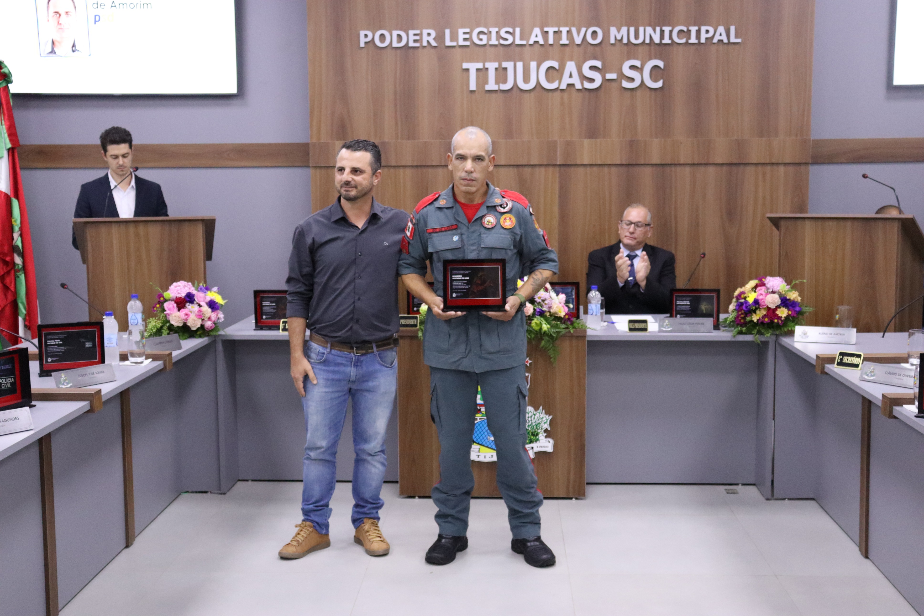 Cmara presta homenagens aos agentes da segurana