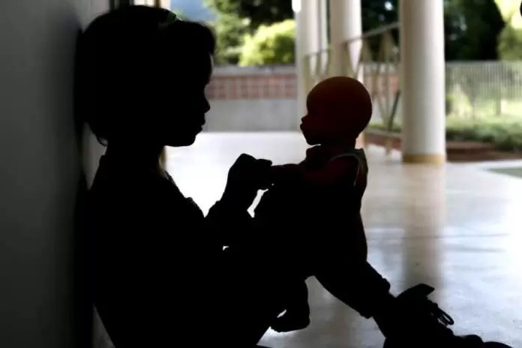 Menina grávida após estupro volta para a casa da mãe