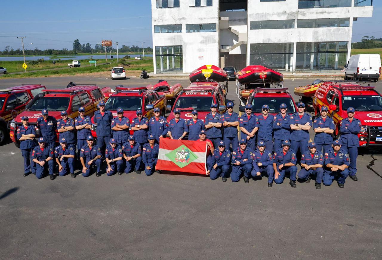 Bombeiro Militar catarinense refora equipes no RS com ces e profissionais especializados em resgates em reas de deslizamento